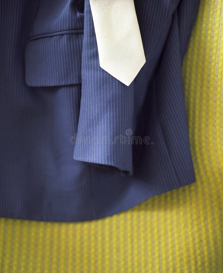 Terno e laço na superfície do amarelo imagem de stock Terno e laço na superfície do amarelo imagem de stock