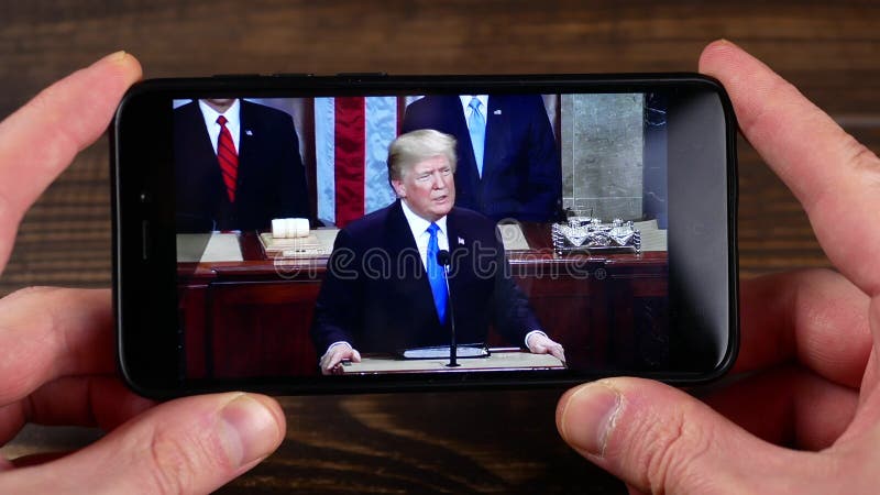 Ternopil, Ucrania - 19 de febrero de 2018: mira al presidente Donald Trump de los E.E.U.U. en smartphone