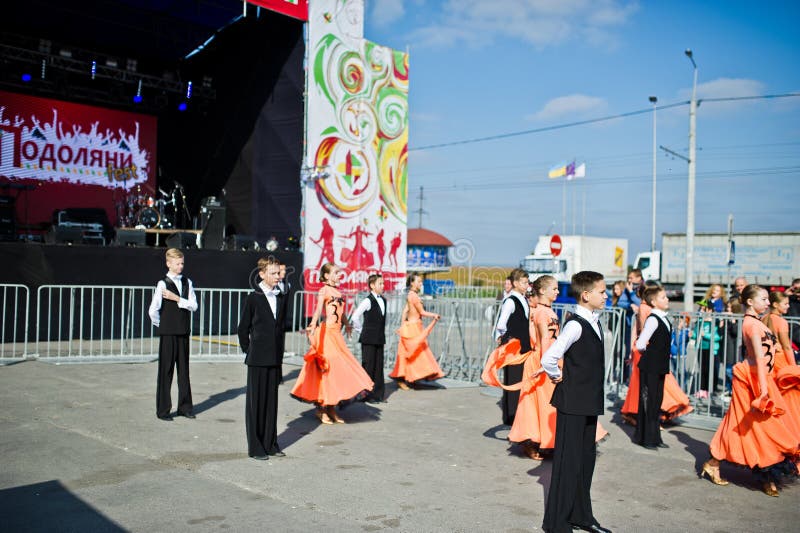 Ternopil, Ucrânia - 1º de outubro de 2017: Crianças da dança de salão no Po foto de stock Ternopil, Ucrânia - 1º de outubro de 2017: Crianças da dança de salão no Po foto de stock