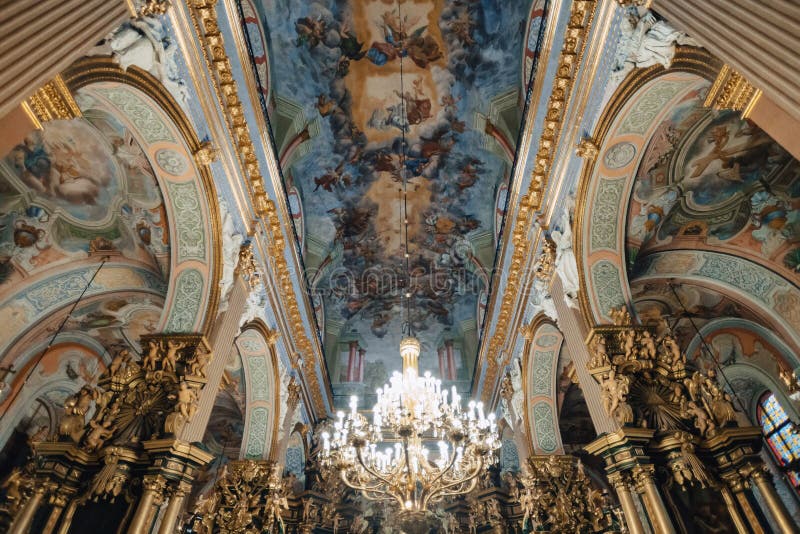 Ternopil Ukraina - 20 Oktober 2018: Domkyrka av den obefl?ckade befruktningen av den v?lsignade oskulden Mary, taket och ljuskron fotografering för bildbyråer Ternopil Ukraina - 20 Oktober 2018: Domkyrka av den obefl?ckade befruktningen av den v?lsignade oskulden Mary, taket och ljuskron fotografering för bildbyråer