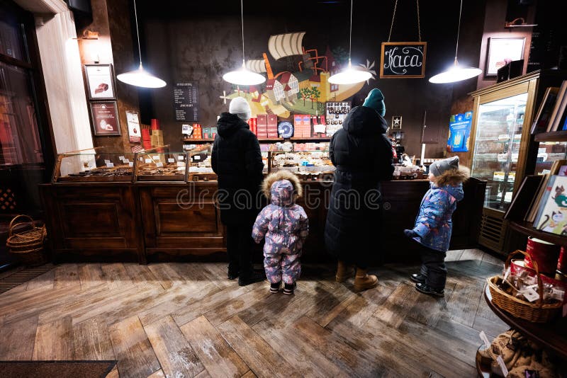 Hai, Ukraine - 08 Février, 2018 : Sheridan's de la liqueur de café et  d'autres bouteilles d'alcool sur la table avec des verres à vin vide Photo  Stock - Alamy