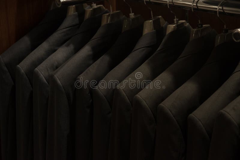 Ternos para homens na loja da forma dos homens foto de stock Ternos para homens na loja da forma dos homens foto de stock