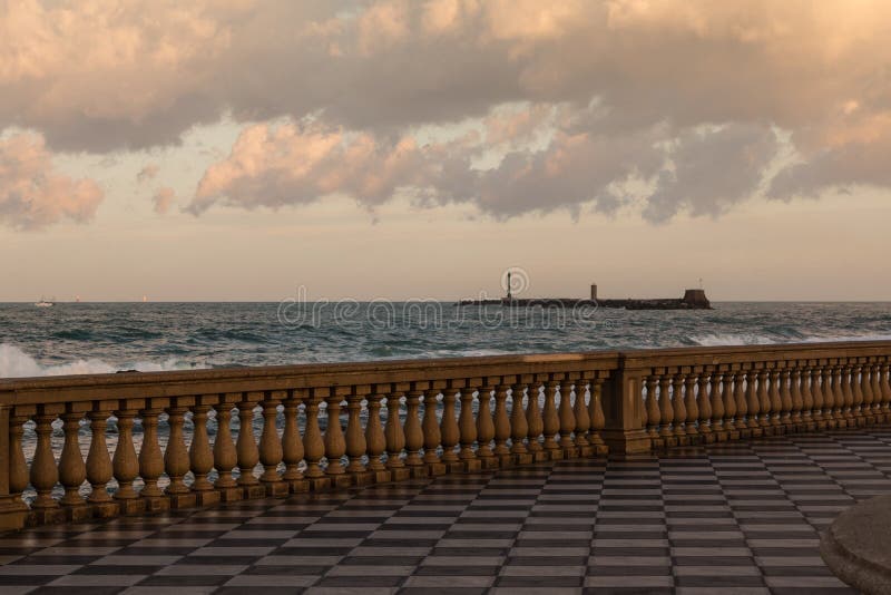 Terraço Mascagni Em Livorno, Ponto De Vista Ao Longo Do Mar Com O