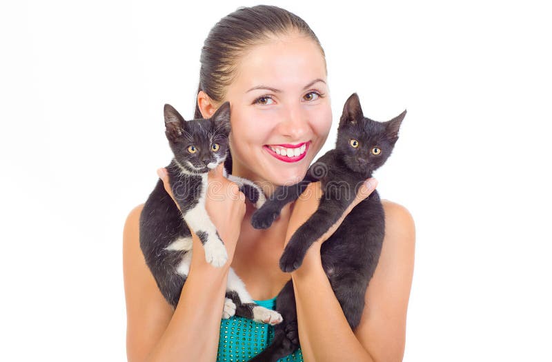 Terra arrendada de sorriso da menina de dois gatinhos foto de stock royalty free Terra arrendada de sorriso da menina de dois gatinhos foto de stock royalty free