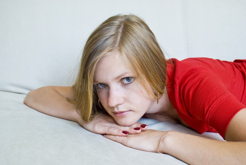 Terra arrendada pensativa da menina sua cabeça nas mãos foto de stock Terra arrendada pensativa da menina sua cabeça nas mãos foto de stock