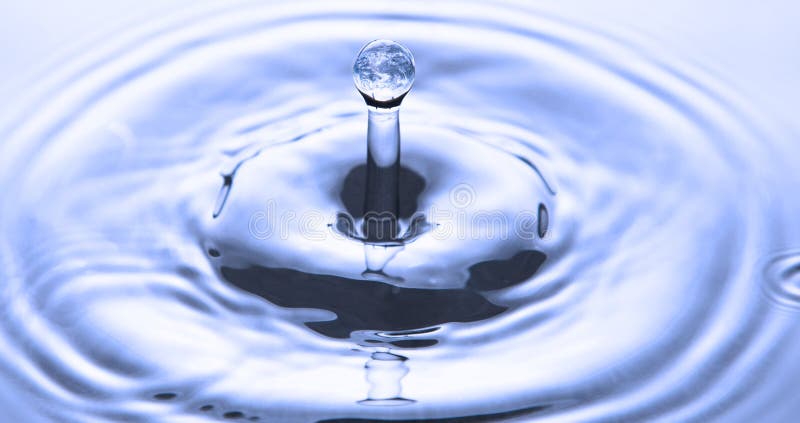 Terra che cade in acqua fotografia stock libera da diritti Terra che cade in acqua fotografia stock libera da diritti