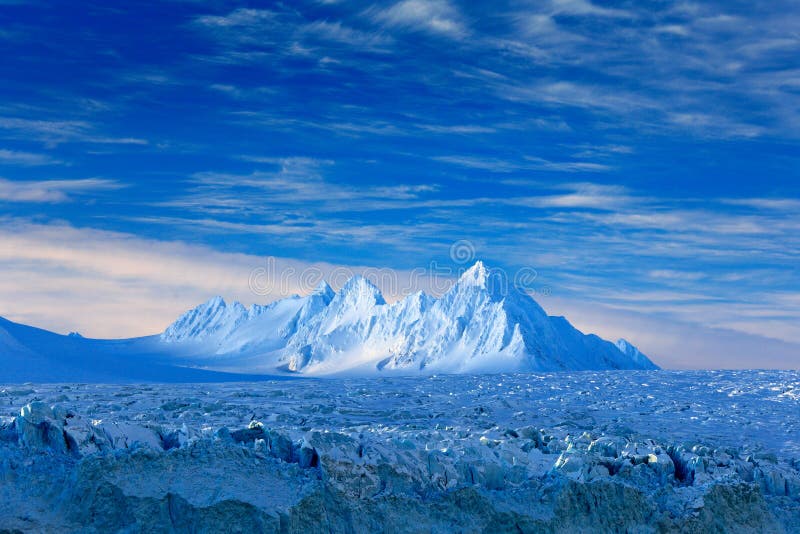 Terra di ghiaccio Viaggiando in Norvegia artica Montagna nevosa bianca, ghiacciaio blu le Svalbard, Norvegia Ghiaccio in oceano I