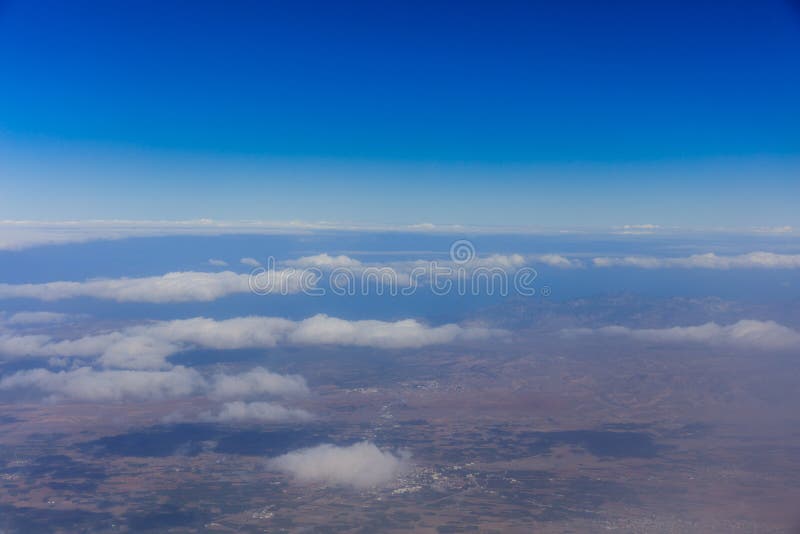 Terra do planeta Céu azul, nuvens brancas, terra Vista de acima foto de stock Terra do planeta Céu azul, nuvens brancas, terra Vista de acima foto de stock