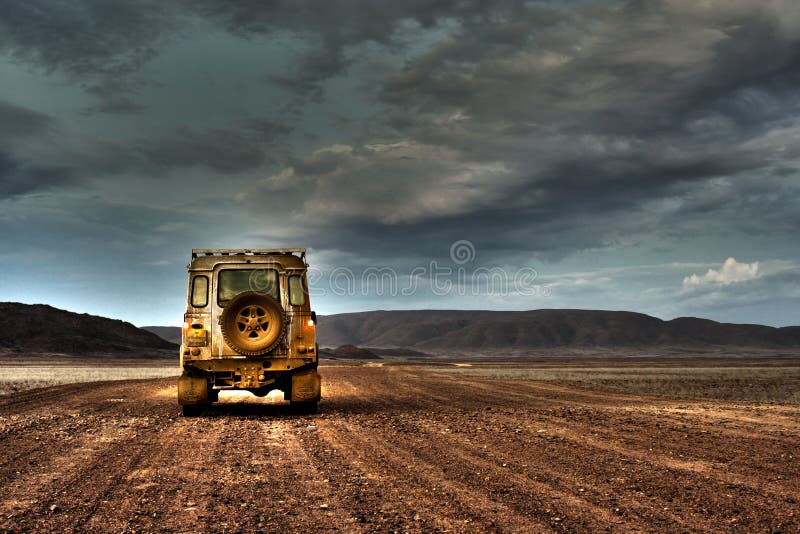 Terra Rover Defender na estrada Deserted no crepúsculo