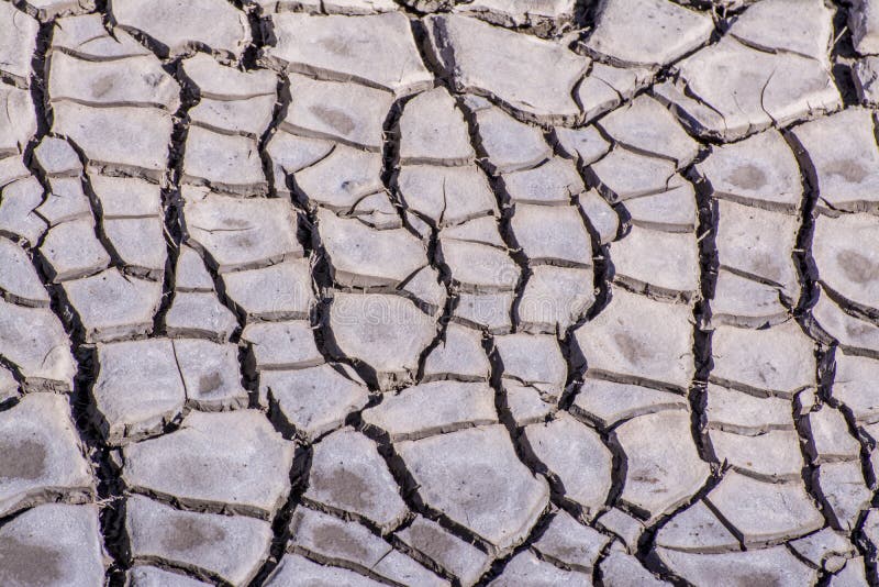 Terra seca rachada após maré alta foto de stock