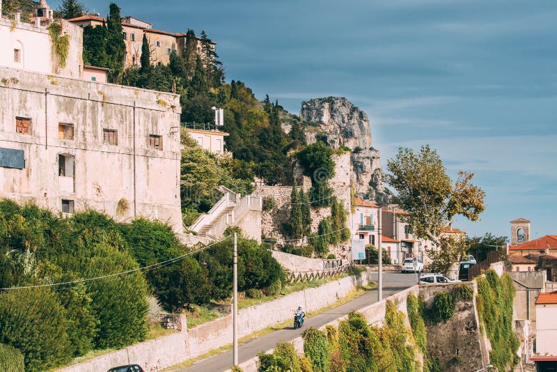 Terracina, Italie Par l'intermédiaire de la rue de Posterula menant à la ville supérieure en Sunny Day photographie stock libre de droits Terracina, Italie Par l'intermédiaire de la rue de Posterula menant à la ville supérieure en Sunny Day photographie stock libre de droits