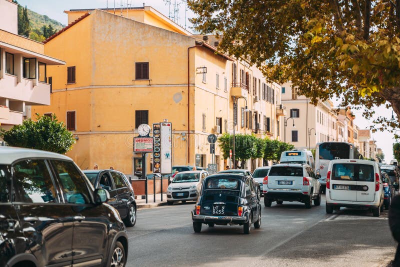 Terracina, Italie Vieille rétro voiture se déplaçant chez par l'intermédiaire de Roma Street photo stock Terracina, Italie Vieille rétro voiture se déplaçant chez par l'intermédiaire de Roma Street photo stock