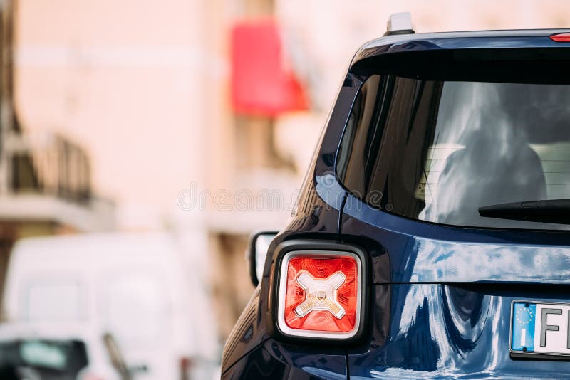 Terracina, Włochy Rewolucjonistek Dowodzeni Tylni światła Błękitnego dżipa Bu 520 samochodu Zdradzający parking Przy ulicą widok