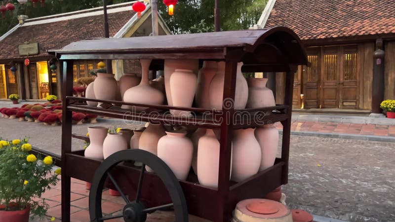 Terracotta con grandi vasi di argilla sul mercato della città turistica di pomo. chiusura