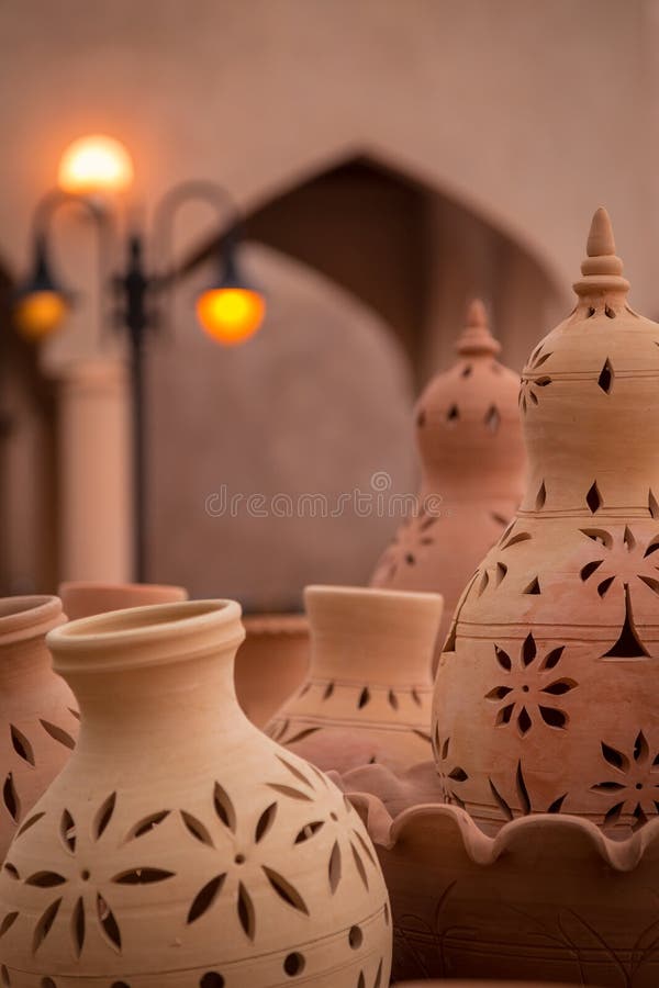 Terraglie ceramiche fuori di Nizwa Souq, Oman fotografia stock libera da diritti Terraglie ceramiche fuori di Nizwa Souq, Oman fotografia stock libera da diritti