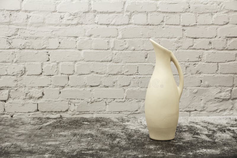 Terraglie, vaso, brocca di argilla bianca su un fondo di pietra grigio Modello delle terraglie fatto da argilla bianca su un fond fotografia stock libera da diritti Terraglie, vaso, brocca di argilla bianca su un fondo di pietra grigio Modello delle terraglie fatto da argilla bianca su un fond fotografia stock libera da diritti