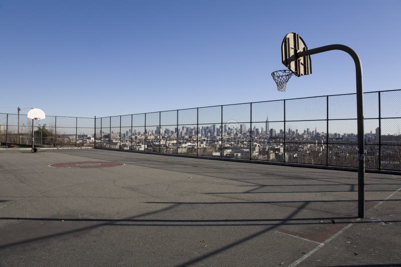 Terrain De Basket Avec Le Fond De Manhattan Image stock Image 4872715