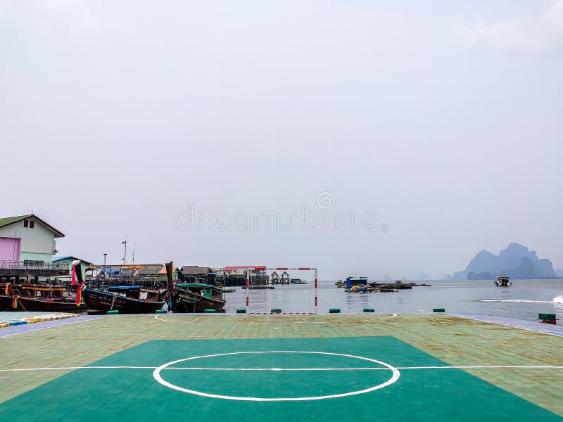 Terrain De Football Flottant à Koh Panyee Photo stock - Image du chaux,  flotter: 277120506