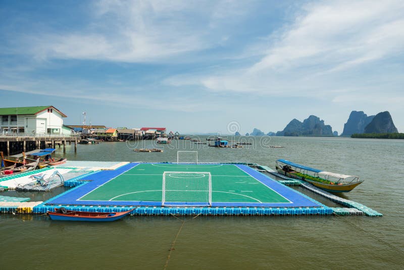 Terrain De Football Flottant à Panyee Island Phang Nga Image stock - Image  du coloré, communauté: 218840791