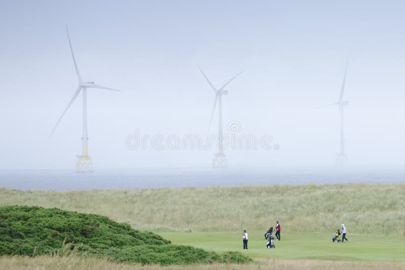 Terrain de golf de Donald Trump montrant des turbines et des golfeurs de ferme de vent dans Mer du Nord photo libre de droits Terrain de golf de Donald Trump montrant des turbines et des golfeurs de ferme de vent dans Mer du Nord photo libre de droits