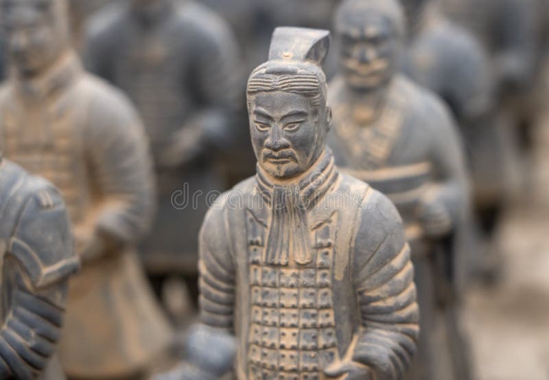 Terrakottaarmékrigare som begravas i kejsaregravvalv utanför Xian China arkivfoto Terrakottaarmékrigare som begravas i kejsaregravvalv utanför Xian China arkivfoto