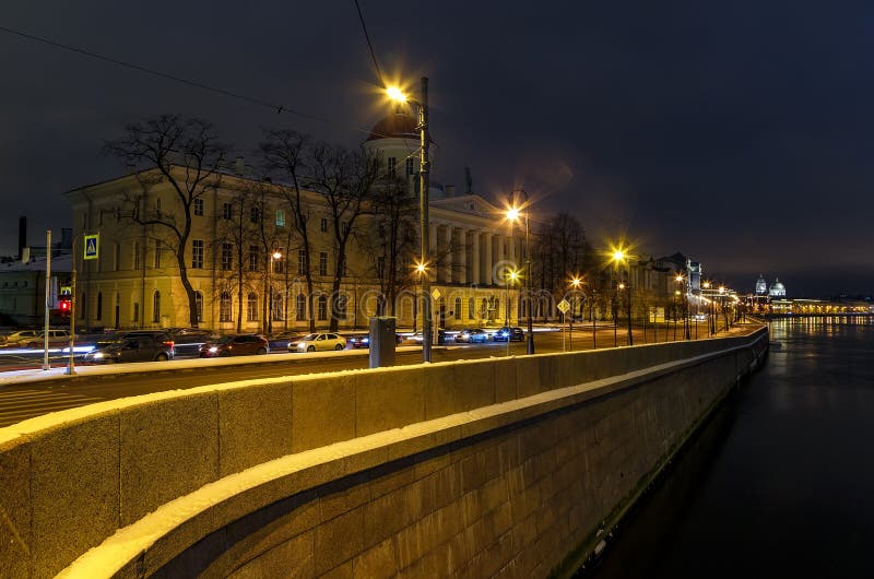 Terraplenagem iluminada do rio Neva na noite do inverno Cais do panorama de St Petersburg velho, Rússia imagens de stock royalty free Terraplenagem iluminada do rio Neva na noite do inverno Cais do panorama de St Petersburg velho, Rússia imagens de stock royalty free