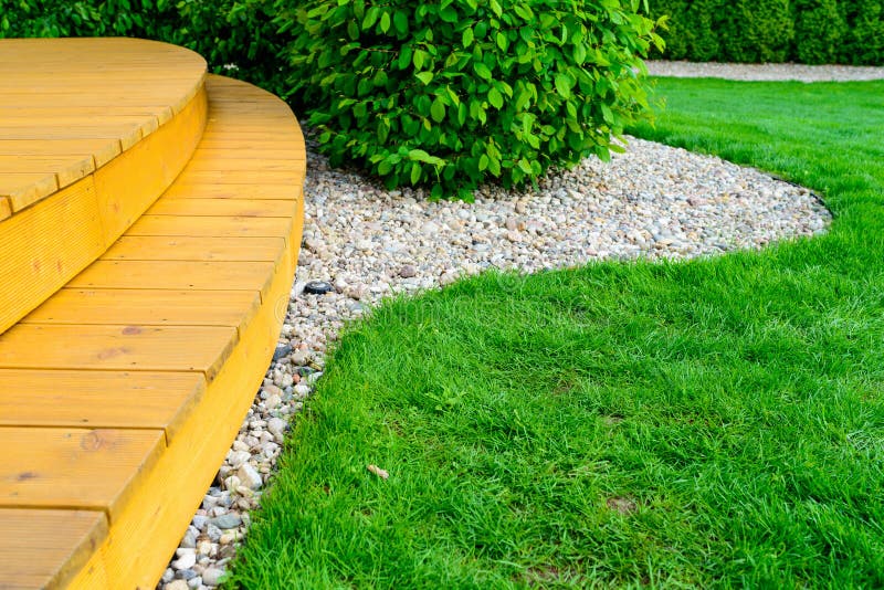 Terras in formele tuin na machtswas - heldergroen gazon stock afbeeldingen Terras in formele tuin na machtswas - heldergroen gazon stock afbeeldingen
