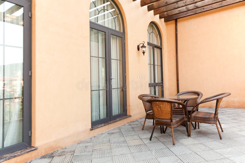 Terras met rotanstoelen en lijst royalty-vrije stock afbeelding Terras met rotanstoelen en lijst royalty-vrije stock afbeelding
