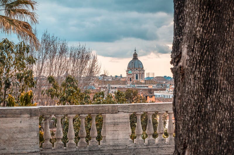 Terras in Rome stock afbeelding. Afbeelding bestaande uit vakantie