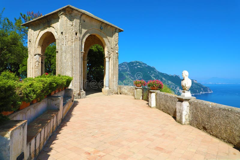 Terrasse d'infini en villa Cimbrone au-dessus de la mer dans Ravello, côte d'Amalfi, Italie photographie stock libre de droits Terrasse d'infini en villa Cimbrone au-dessus de la mer dans Ravello, côte d'Amalfi, Italie photographie stock libre de droits