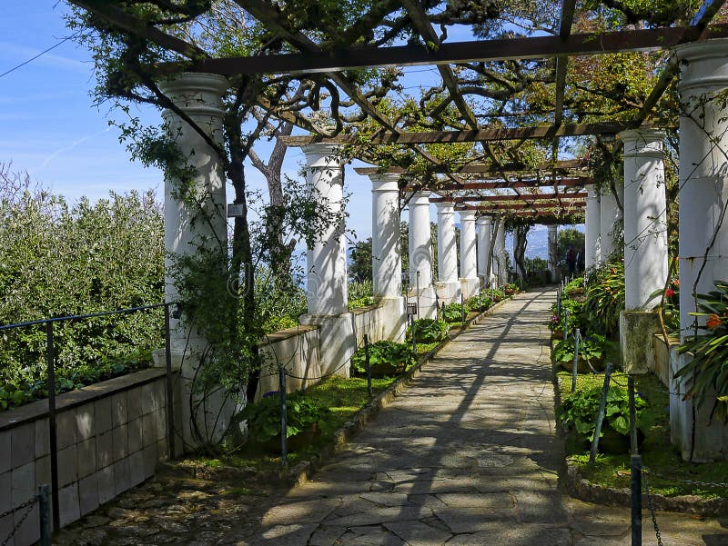 Terrasse d'une villa dans Anacapri sur l'île de Capri dans la baie de Naples Italie photographie stock Terrasse d'une villa dans Anacapri sur l'île de Capri dans la baie de Naples Italie photographie stock