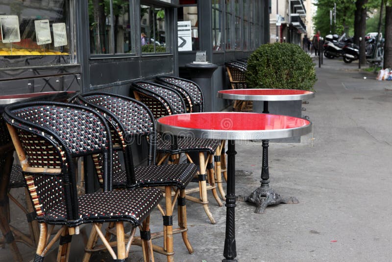 Terrasse De Café Avec Des Tables Et Des Chaises, Paris Photo stock