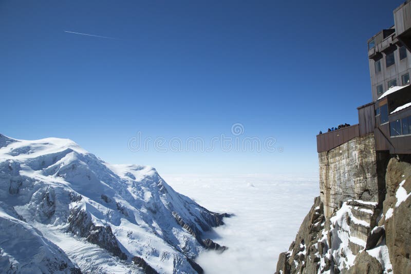 Terrasse de Chamonix donnant sur le massif de Mont Blanc à la station de dessus de montagne d'Aiguille du Midi en français Apls images libres de droits Terrasse de Chamonix donnant sur le massif de Mont Blanc à la station de dessus de montagne d'Aiguille du Midi en français Apls images libres de droits