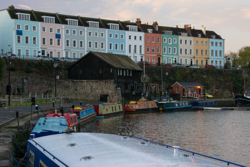 Terrasse von Häusern und von schmalen Booten auf Bristol Dockyard lizenzfreie stockbilder Terrasse von Häusern und von schmalen Booten auf Bristol Dockyard lizenzfreie stockbilder