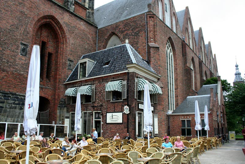 Terrasse vor der Martini-Kirche und Martini ragen hoch lizenzfreie stockfotografie Terrasse vor der Martini-Kirche und Martini ragen hoch lizenzfreie stockfotografie