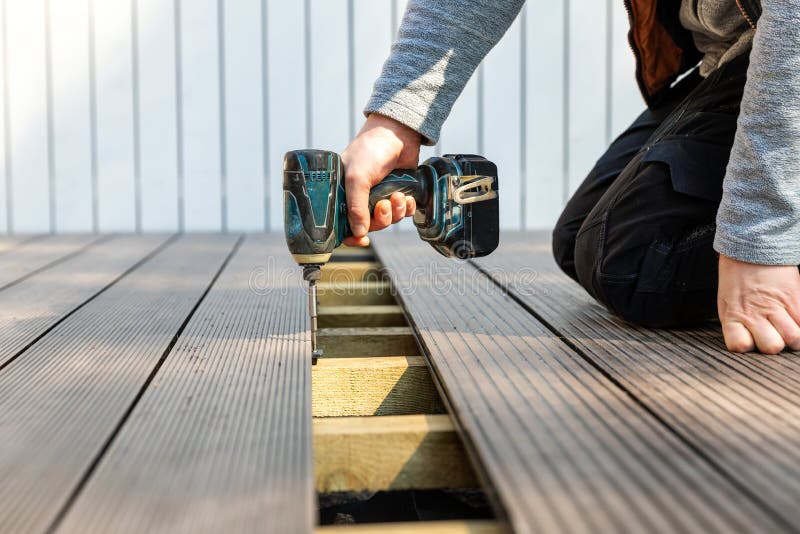 Terrassenplattform-Baumann, der wpc zusammengesetzte Deckingbretter installiert werden.
