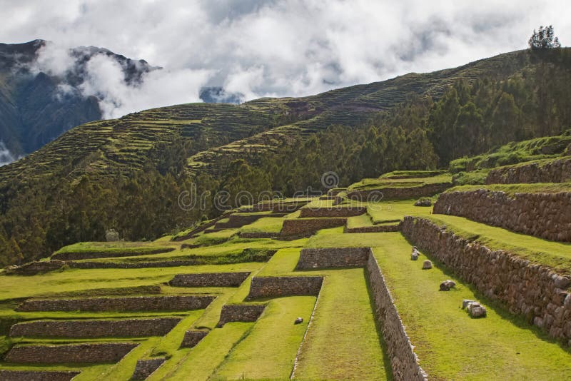 Terrasses antiques d'Inca en vallée sacrée, Pérou photo stock Terrasses antiques d'Inca en vallée sacrée, Pérou photo stock