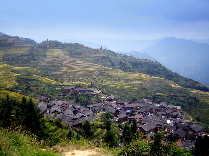 Terrasses de riz et village - Chine image libre de droits Terrasses de riz et village - Chine image libre de droits