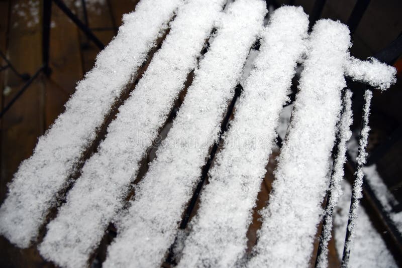 Terrasstoel die in sneeuw wordt behandeld stock foto Terrasstoel die in sneeuw wordt behandeld stock foto