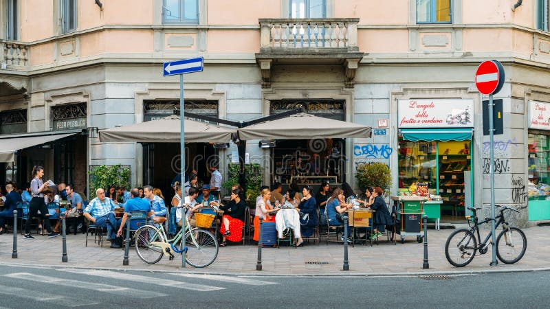 Terrazzo del caffè dell'angolo di strada nel distretto di Porta Venezia di Milano, Lombardia, Italia fotografia stock Terrazzo del caffè dell'angolo di strada nel distretto di Porta Venezia di Milano, Lombardia, Italia fotografia stock