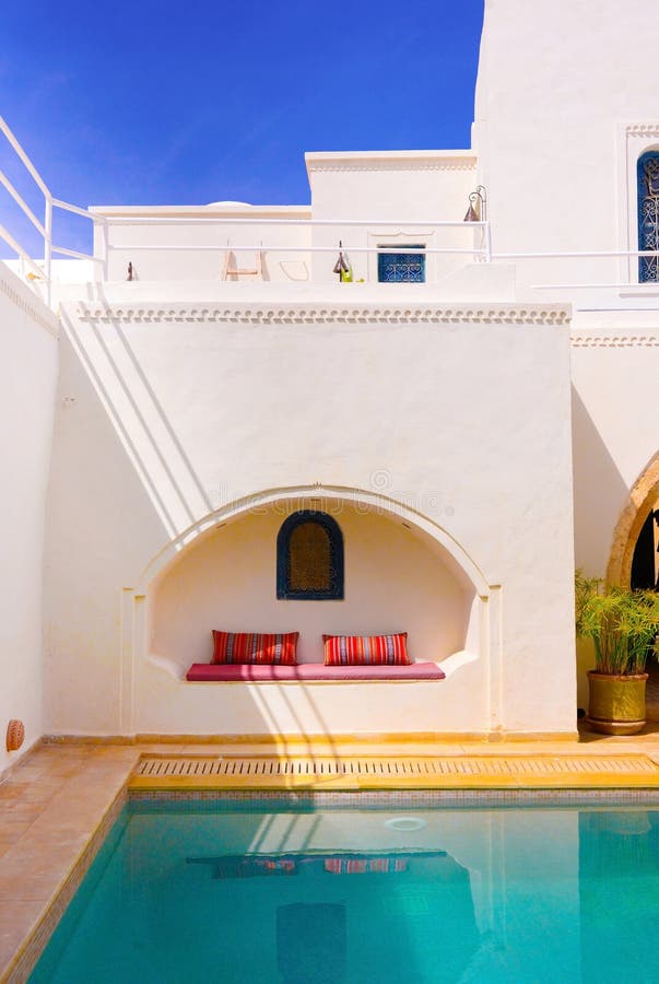 Terrazzo dello stagno, destinazione esotica, decorazione araba, viaggio Tunisia Terrazzo dello stagno, destinazione esotica, decorazione araba, viaggio Tunisia