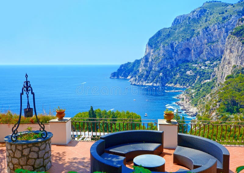 Terrazzo di lusso, isola di Capri, Italia fotografia stock libera da diritti Terrazzo di lusso, isola di Capri, Italia fotografia stock libera da diritti