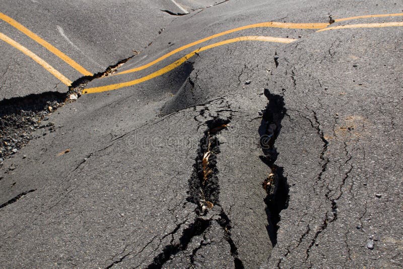 Terremoto - la destrucción de la grieta del camino