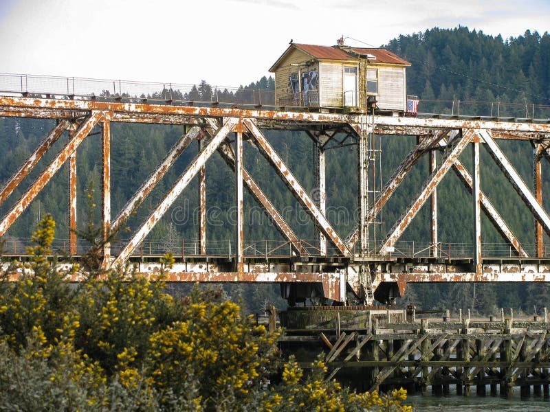 Terreno boscoso scenico, paesaggio del fiume con il vecchio ponte della ferrovia fotografie stock Terreno boscoso scenico, paesaggio del fiume con il vecchio ponte della ferrovia fotografie stock