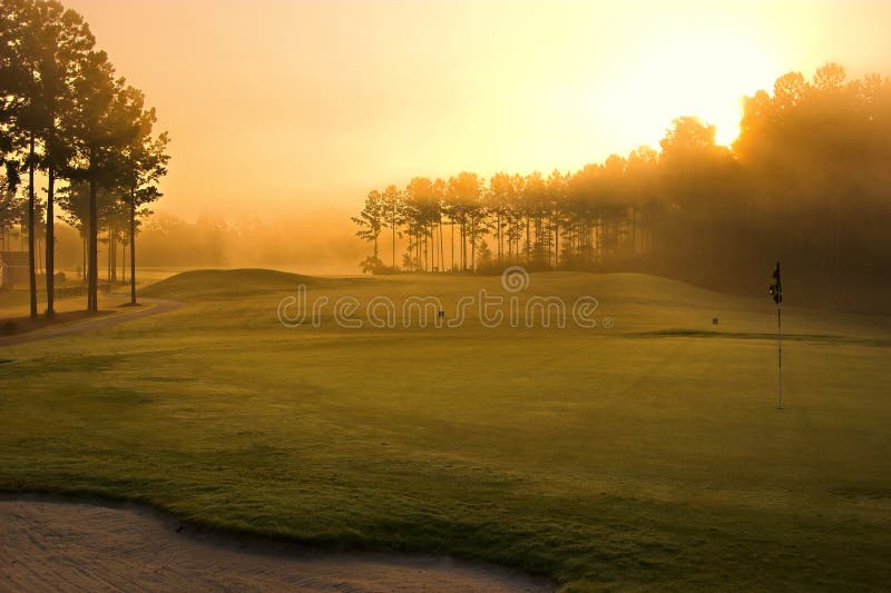 Terreno da golf all'alba fotografie stock libere da diritti Terreno da golf all'alba fotografie stock libere da diritti