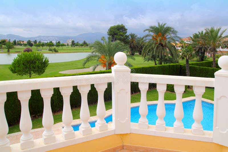 Terreno da golf dalla balaustra di bianco del housel del raggruppamento fotografia stock libera da diritti Terreno da golf dalla balaustra di bianco del housel del raggruppamento fotografia stock libera da diritti