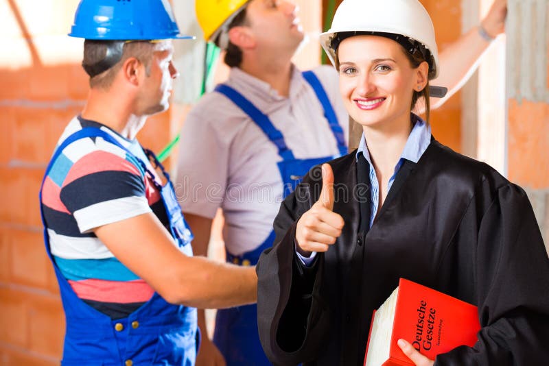 Terreno de construção da verificação do revisor ou do advogado para o defeito foto de stock royalty free Terreno de construção da verificação do revisor ou do advogado para o defeito foto de stock royalty free