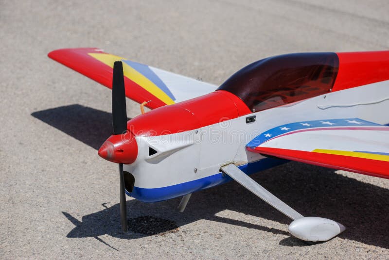 Terres d'avion modèle de RC sur l'asphalte image libre de droits Terres d'avion modèle de RC sur l'asphalte image libre de droits