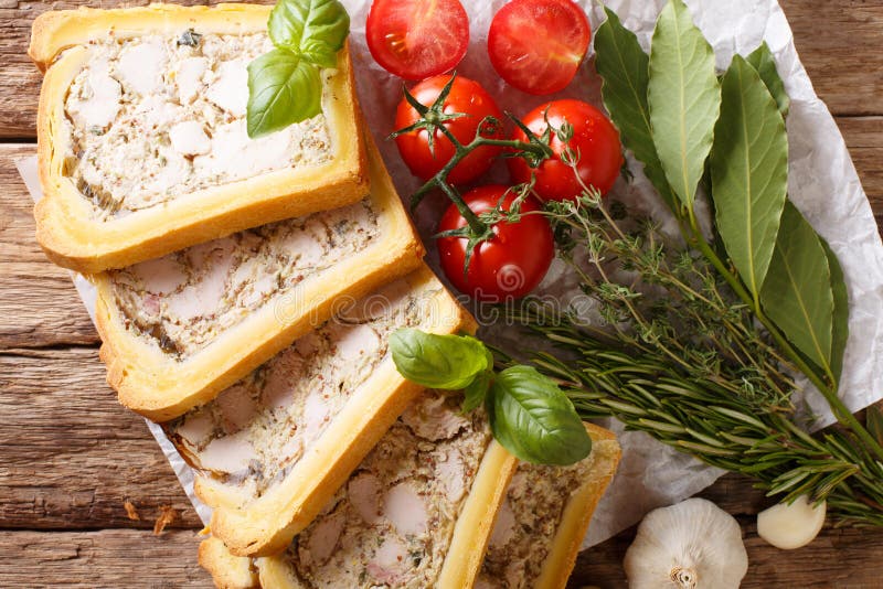 Terrine de poulet en pain coupé en tranches en morceaux en gros plan horizontal photo libre de droits Terrine de poulet en pain coupé en tranches en morceaux en gros plan horizontal photo libre de droits