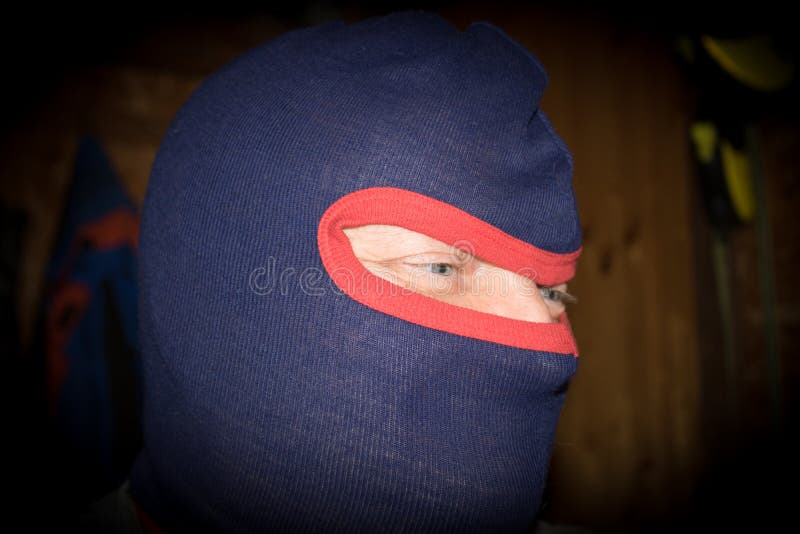 Terrorista maschio criminale con la maschera fotografia stock Terrorista maschio criminale con la maschera fotografia stock